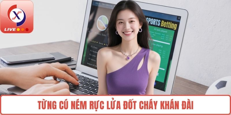 Từng cú ném rực lửa đốt cháy khán đài